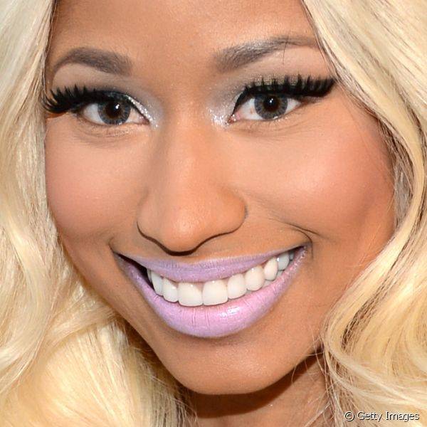 O batom roxo pastel foi o destaque da maquiagem de Nicki Minaj, durante a festa beneficente promovida por Elthon John em 2013